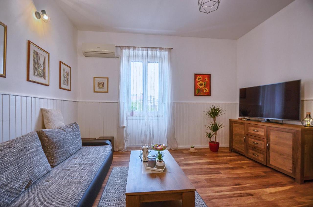 City Apartment Todor Пула Екстериор снимка